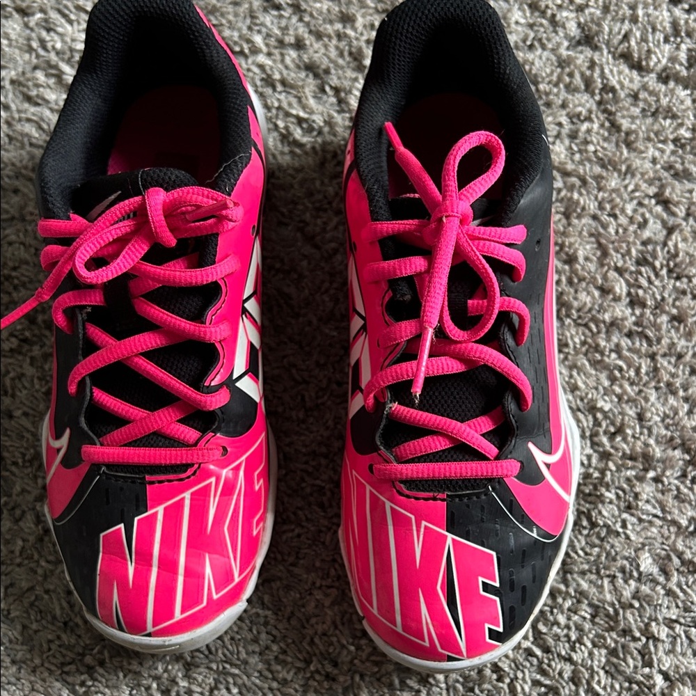 Like  new Nike Hyper Diamond 4 . size 3 youth baseball and softball shoes